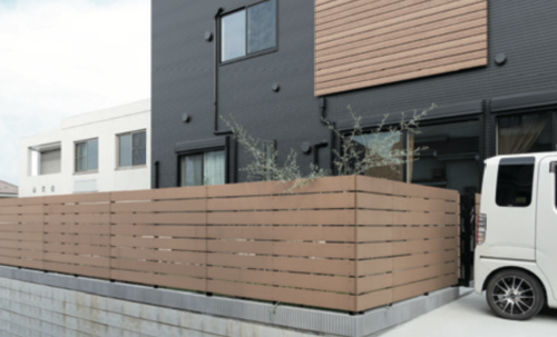 シンプルモダン住宅に調和するナチュラルカラーの目隠しフェンス