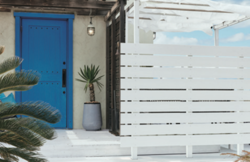 リゾート感を演出するホワイトカラーの目隠しフェンス