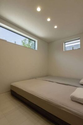 高窓＋間接照明の落ち着く寝室レイアウト