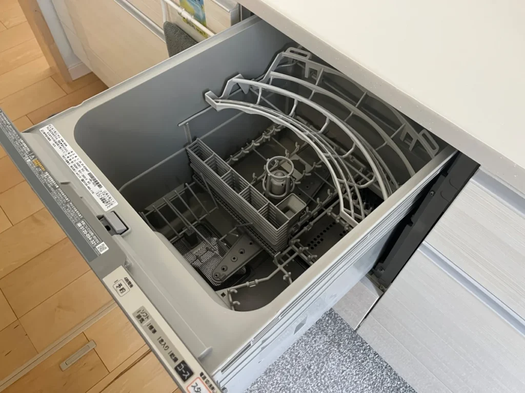 引き出し式ビルトイン食洗機の庫内