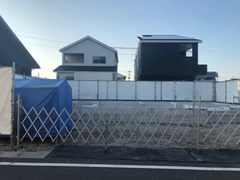 道路側から見た完成後の住宅基礎