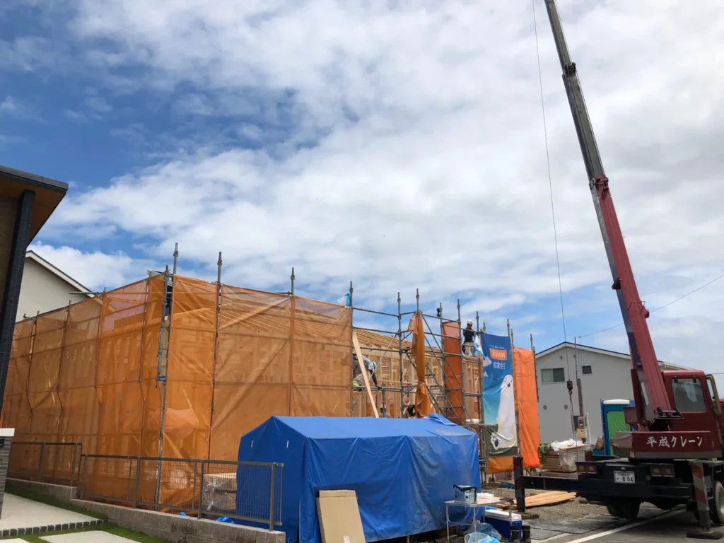 クレーン車を使って進められる木造住宅の建方現場