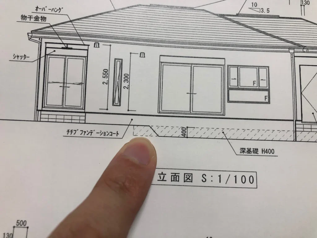 深基礎H400と窓やシャッターの位置が記された住宅立面図