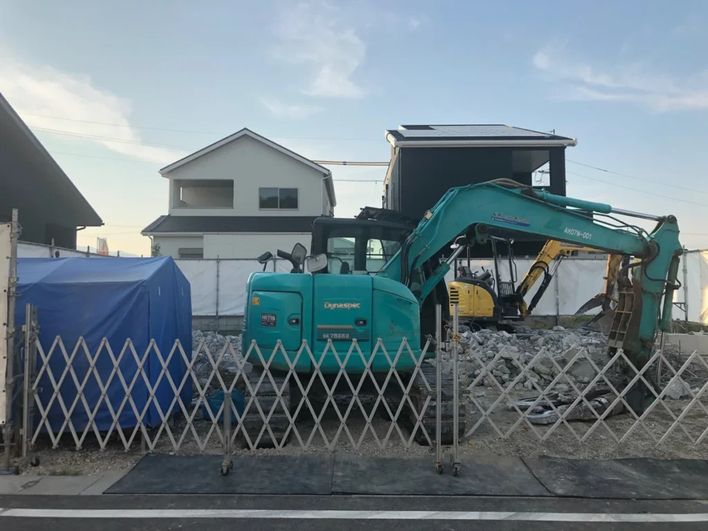 基礎を解体する油圧ショベルが入った工事現場