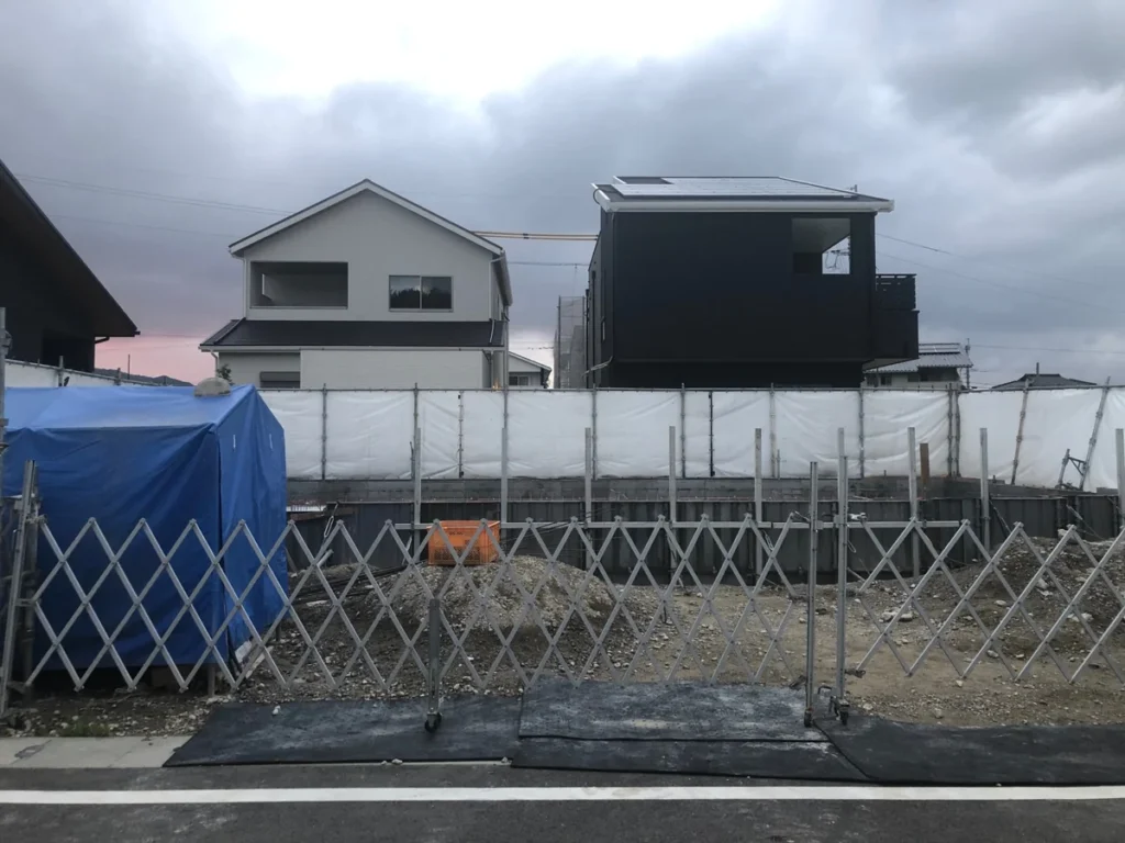 基礎工事に向けて掘削された敷地と仮設フェンス