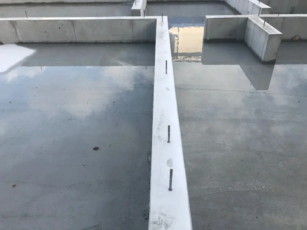 雨水がたまった基礎内部の床面と立ち上がり
