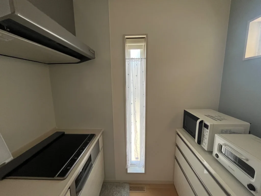 IH側と家電収納側に分かれたキッチン通路