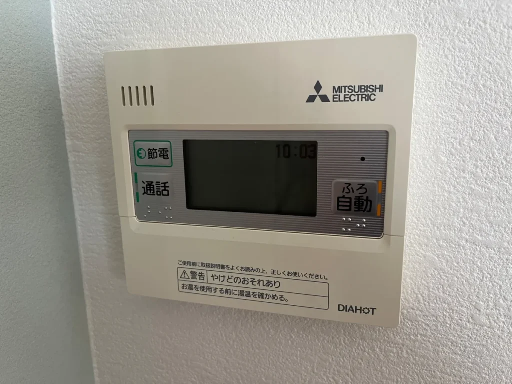 壁に設置された三菱電機の給湯リモコン操作パネル