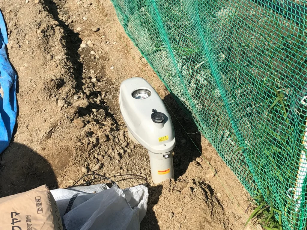 土中の配管に接続され、地面から立ち上がる水道メーター機器
