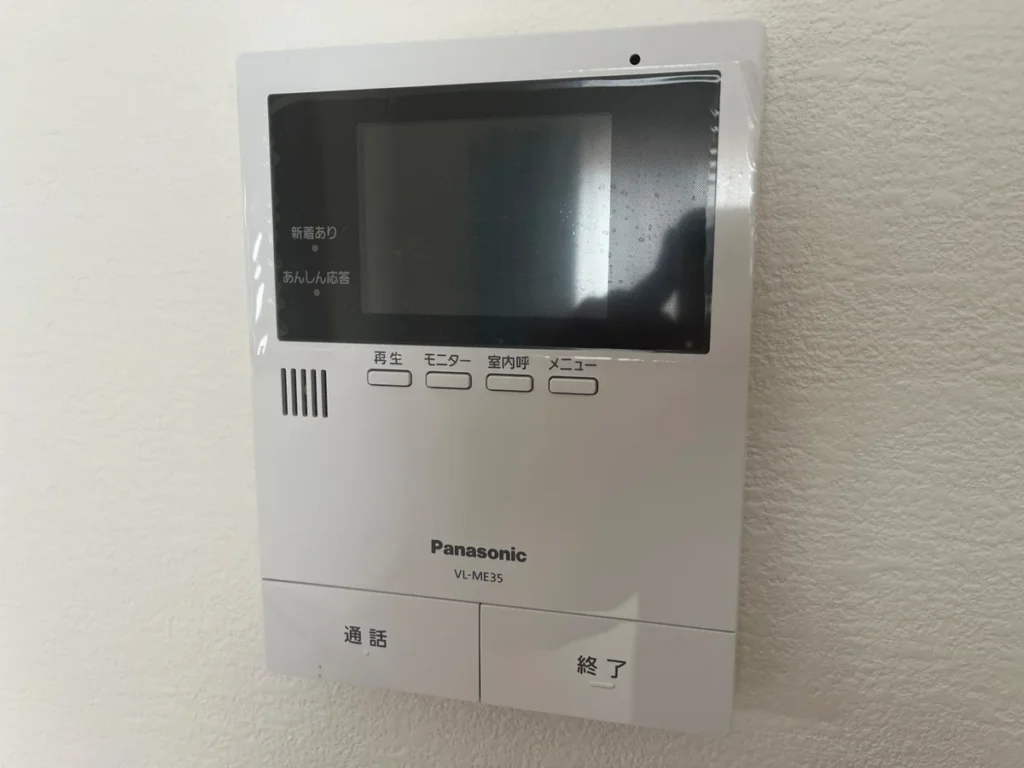 壁に設置されたPanasonic製テレビドアホンの室内モニター