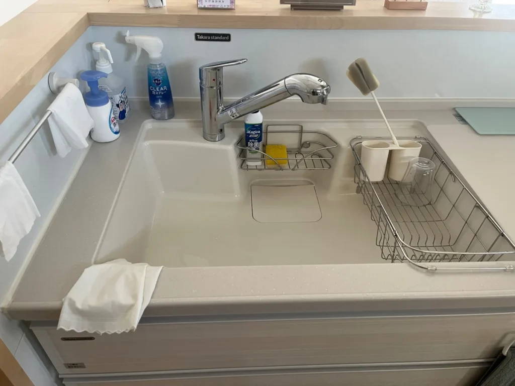 水切りかごと洗剤を置いたキッチンシンク