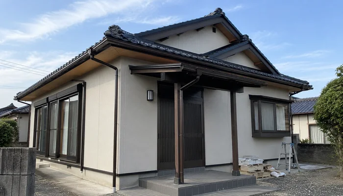 瓦屋根と木調の玄関を備えた和風住宅の外観
