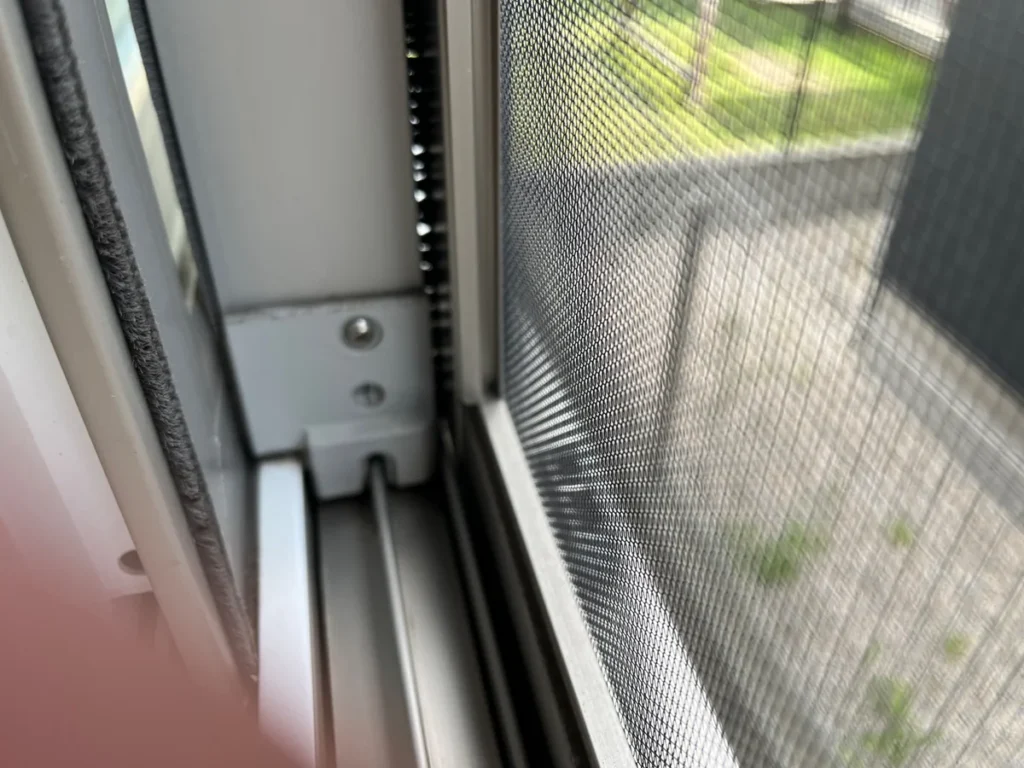 網戸下部の左側レール周辺を写した近接写真
