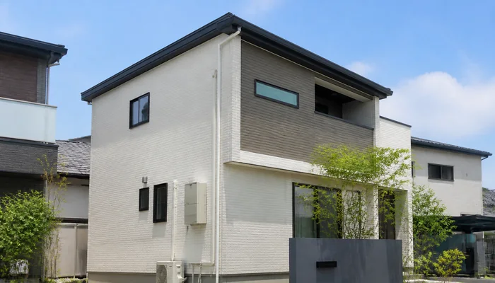 テレビアンテナを屋根に設けていないモダンな新築戸建て