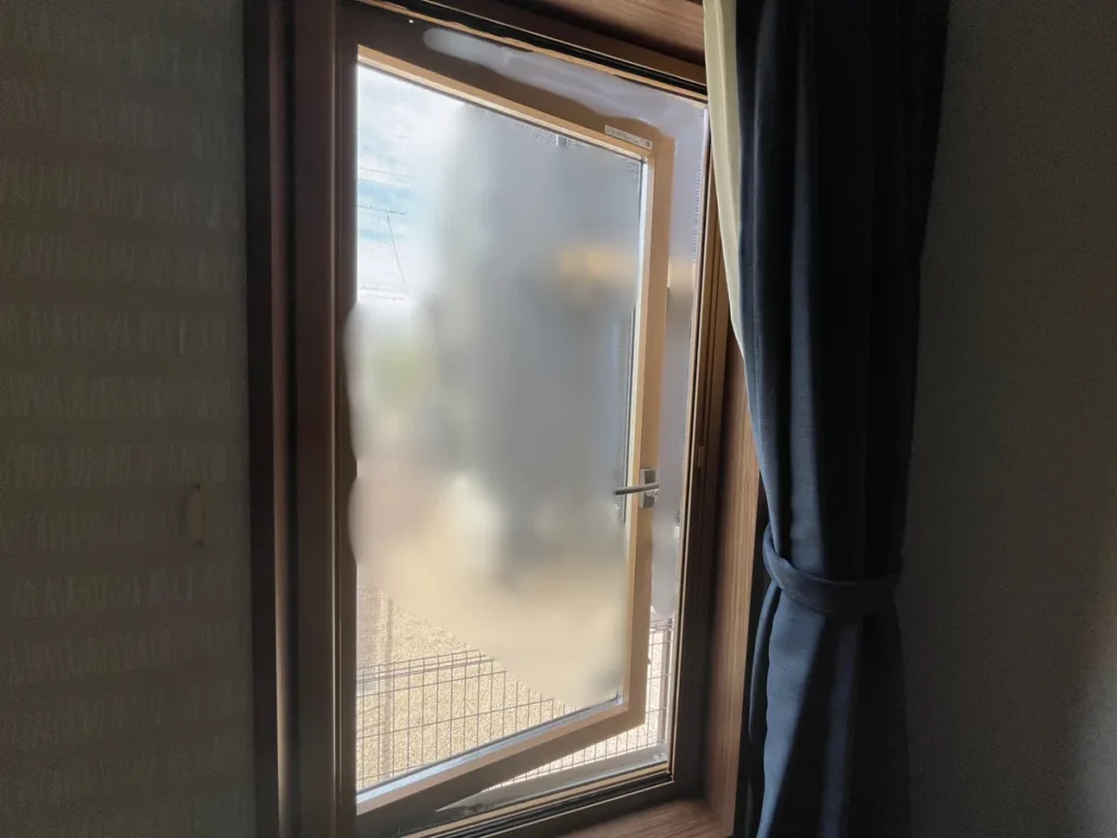 外側へ大きく開いた縦長すべり出し窓の全体