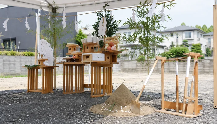地鎮祭の祭壇、盛砂、鍬や鋤などの祭具を並べた会場