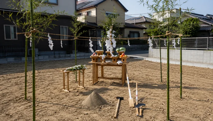 更地に竹としめ縄、祭壇、盛砂、鍬などを設置した地鎮祭の祭場