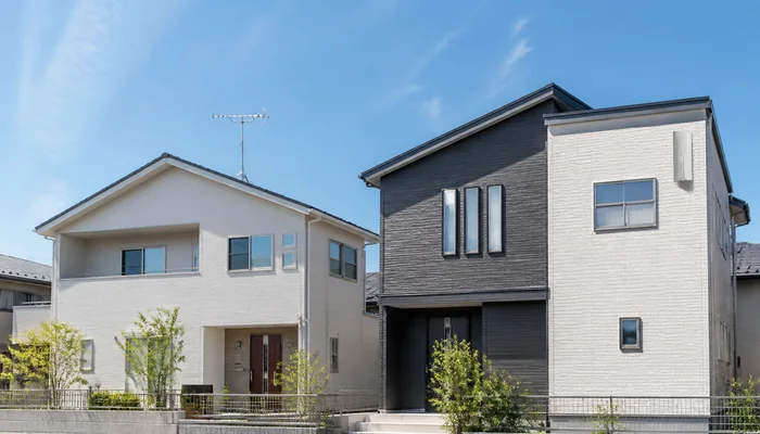 新築戸建ての屋根に設置されたテレビアンテナの外観