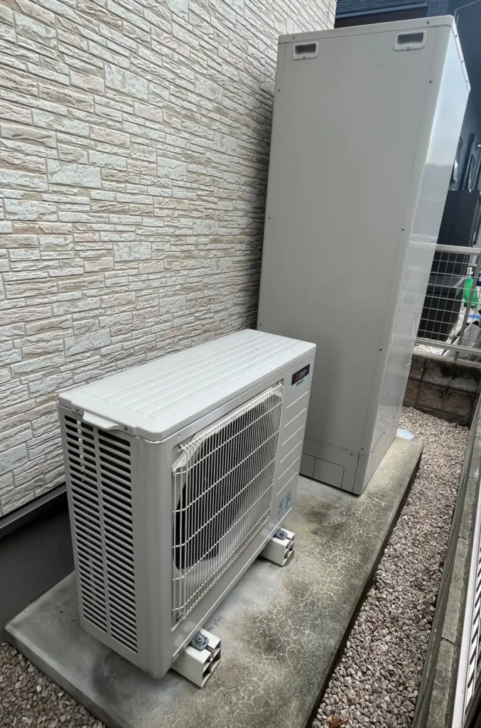 住宅脇に設置したエコキュートの貯湯タンクと室外機