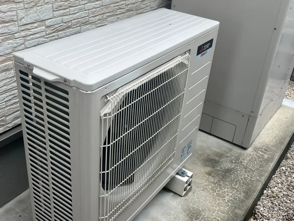 住宅外壁のそばに設置された三菱電機の室外機