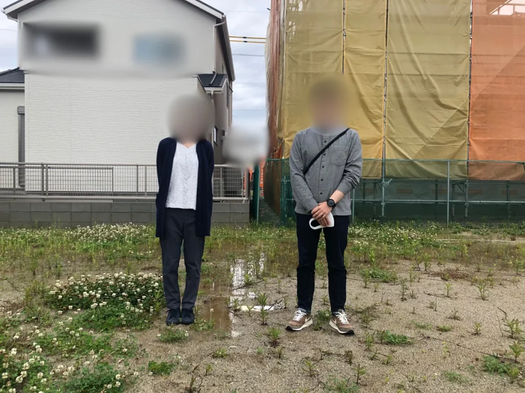 自分たちで簡易的に行ったセルフ地鎮祭で、敷地に2人が並んで立つ様子