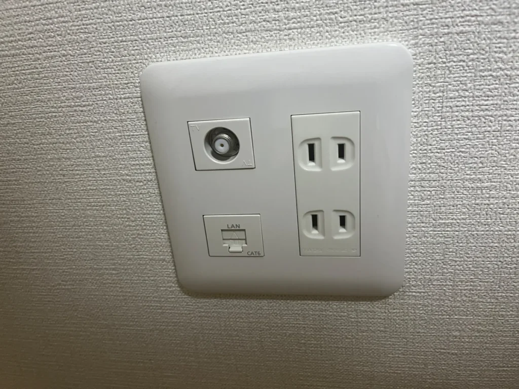テレビ端子、CAT6のLAN端子、2口コンセントを備えた壁面プレート