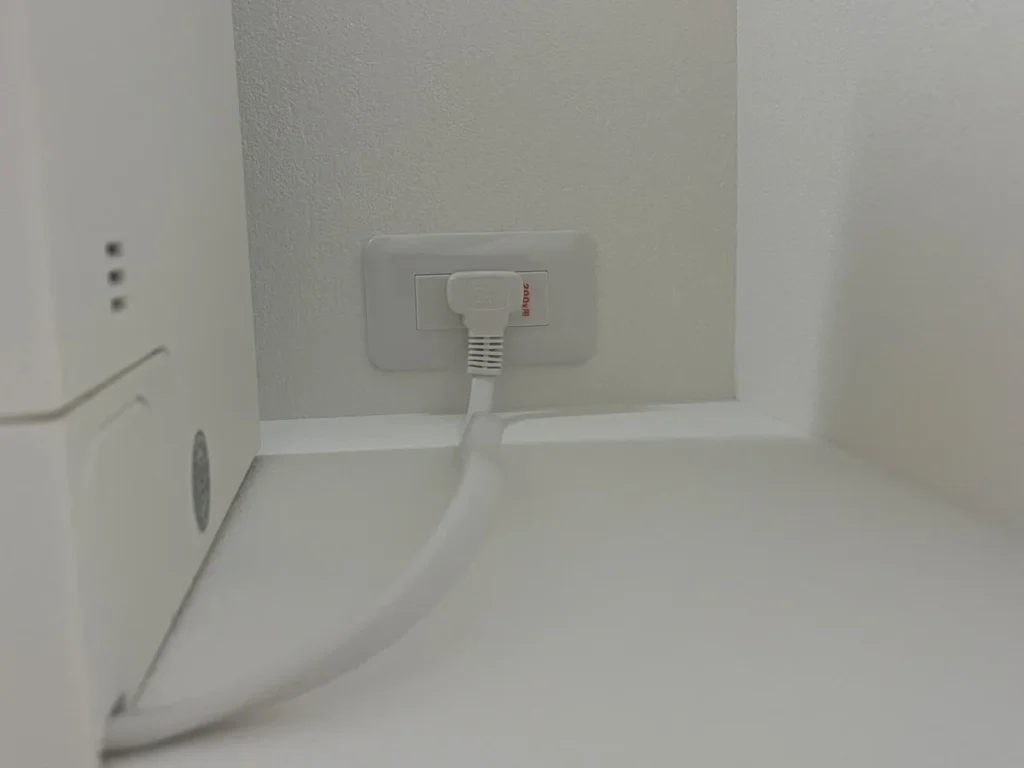 エアコン用200Vコンセントに差し込まれた電源プラグ