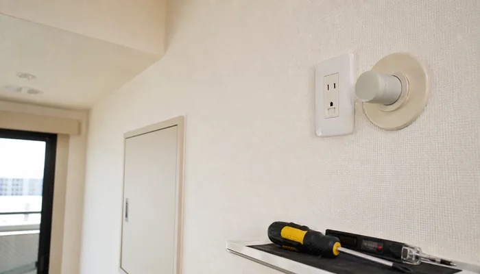 エアコン用コンセントとふさがれた配管口、確認工具