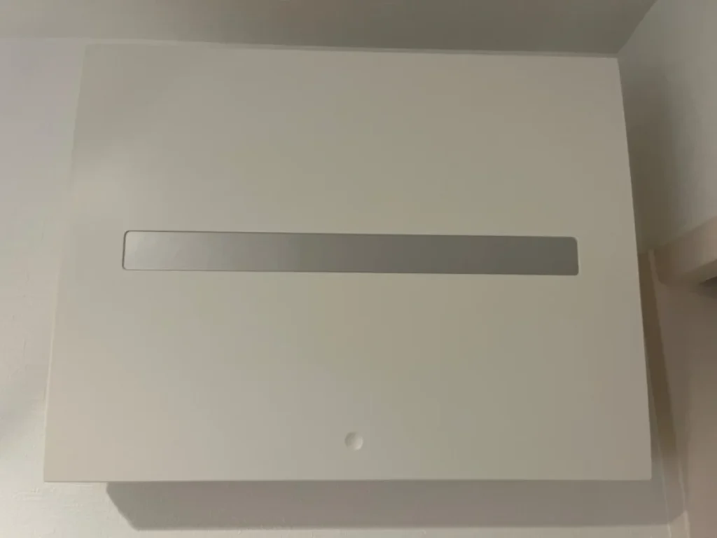 壁面に設置された住宅用分電盤のカバーを閉じた状態