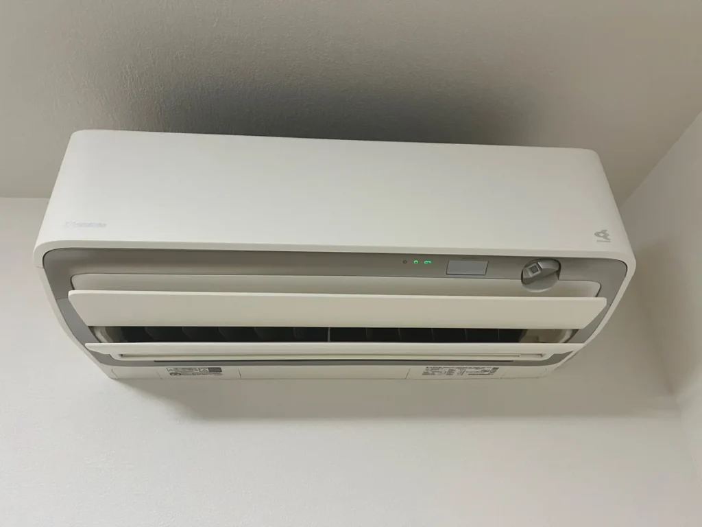 壁に設置されたダイキンのエアコン室内機