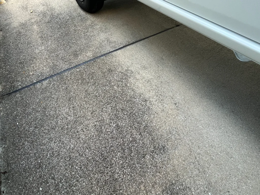 駐車場コンクリート表面の色むらと伸縮目地