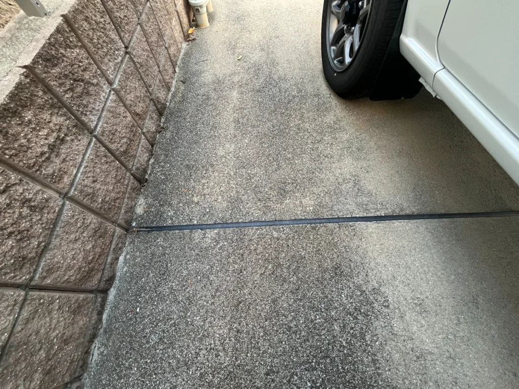 駐車場コンクリートに設けられた黒い伸縮目地