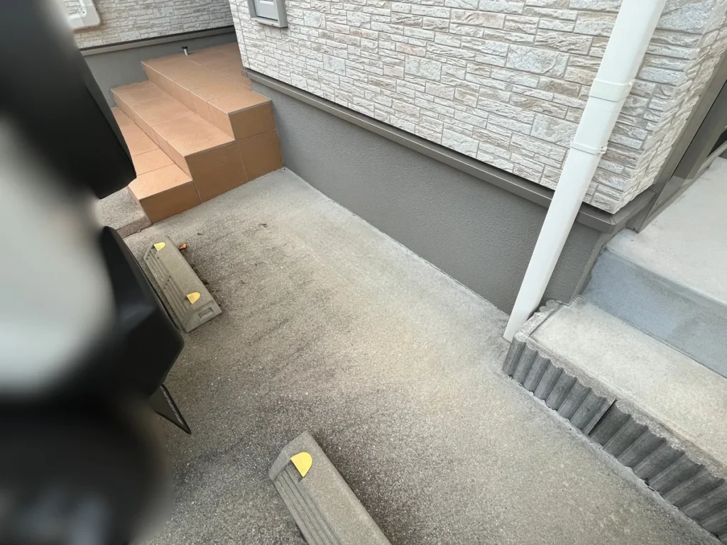玄関階段脇のコンクリート舗装と建物基礎まわり