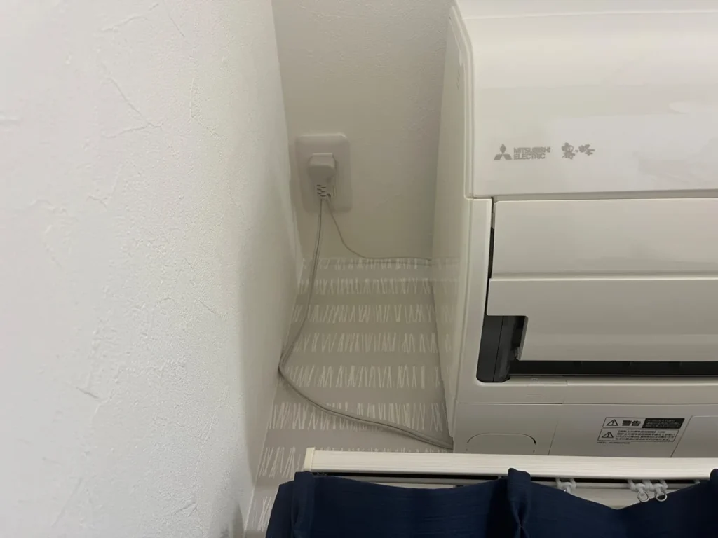 三菱電機 霧ヶ峰の室内機横にある電源プラグとコンセント