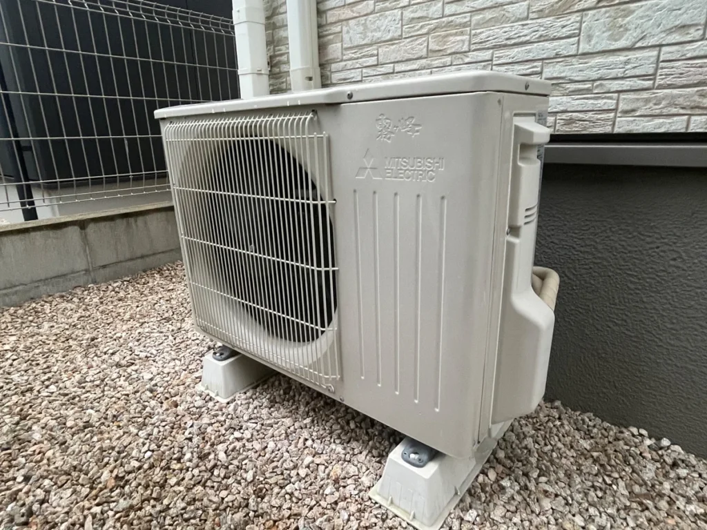 三菱電機 霧ヶ峰のエアコン室外機を斜めから見た外観