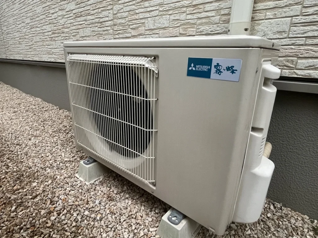 三菱電機 霧ヶ峰のエアコン室外機正面