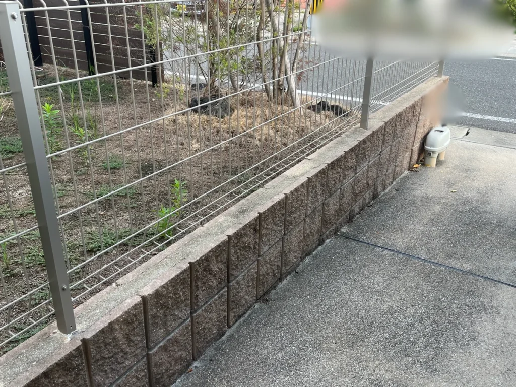 ブロック塀の上に設置されたYKK AP イーネットフェンス2F型
