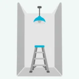 吹き抜けの天井灯の下に置かれた脚立