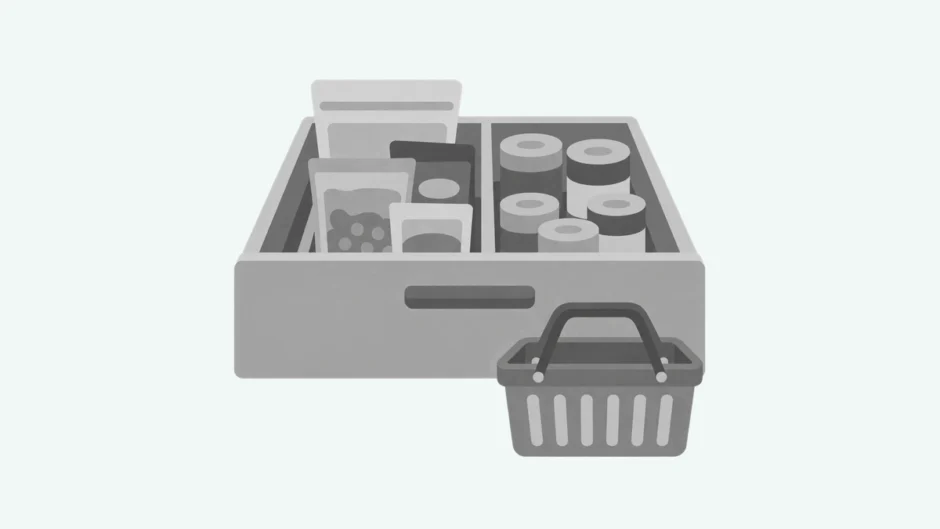 仕切り付きの引き出しに袋入り食品と缶を分けて収納し、手前に買い物かごを置いたイラスト